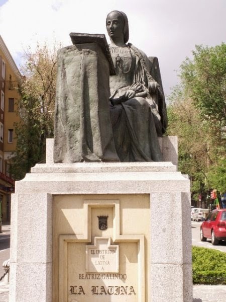 Monumento a Beatriz Galindo en Madrid