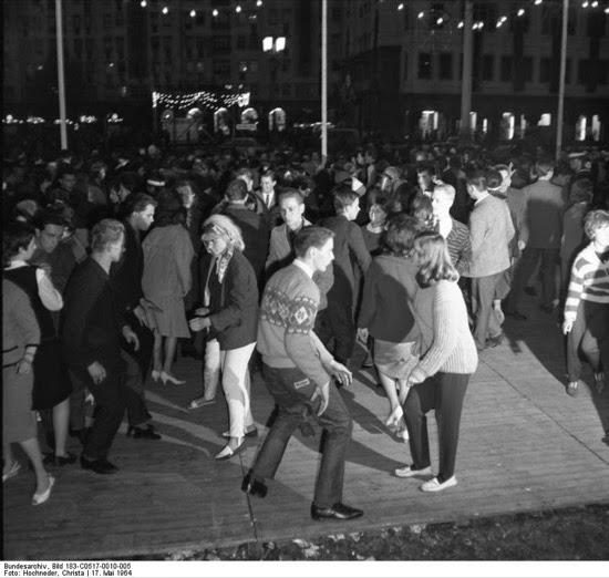 Jóvenes bailando twist (Berlin, 1964)