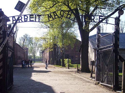 Entrada a Auschwitz I, donde se puede leer Arbeit macht frei (‘el trabajo libera’)