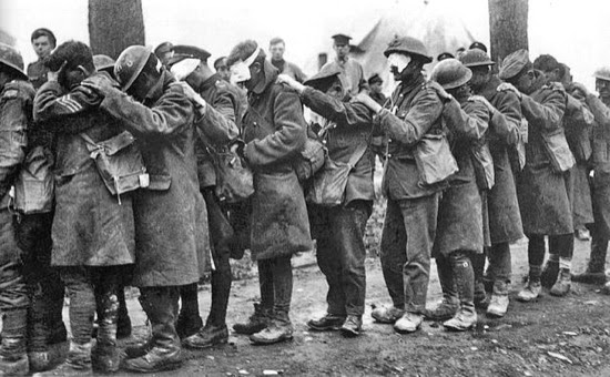Tropas de la 55 División Británica (West Lancashire) cegadas por gas lacrimógeno durante la Batalla de Lys, el 10 de abril de 1918.