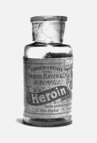 Botella de heroína comercializada por Bayer