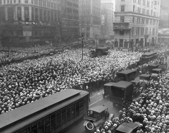 Mar de sombreros en Nueva York en 1921