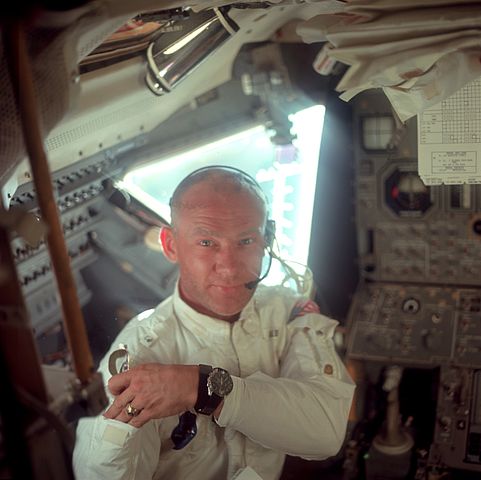 Buzz Aldrin con su Omega Speedmaster durante la misión Apollo 11