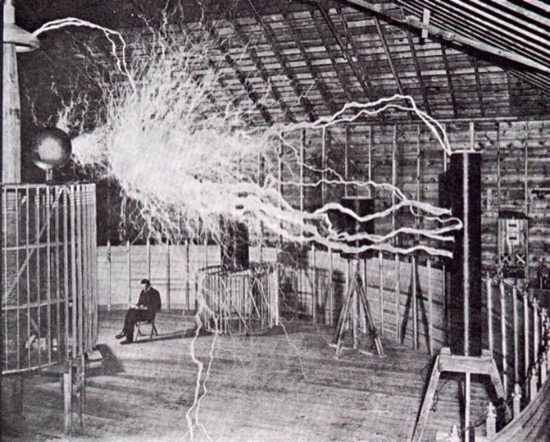 Nikola Tesla en su laboratorio en Colorado Springs hacia 1900