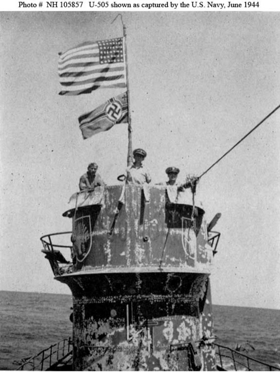 El U 505 con las dos banderas