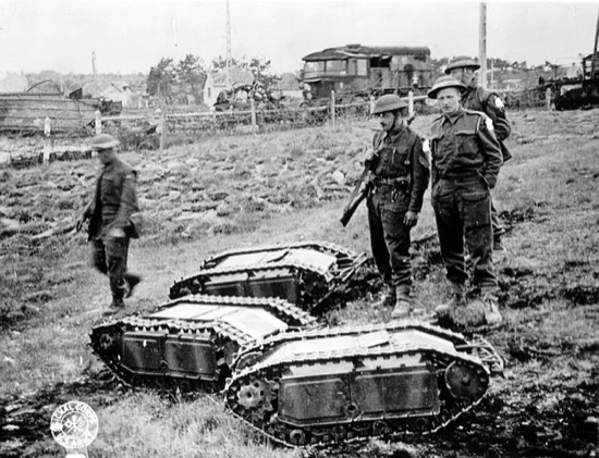 Soldados británicos con algunos Goliath capturados en Normandía