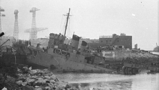 El barco HMS Campbeltown incrustado en la esclusa