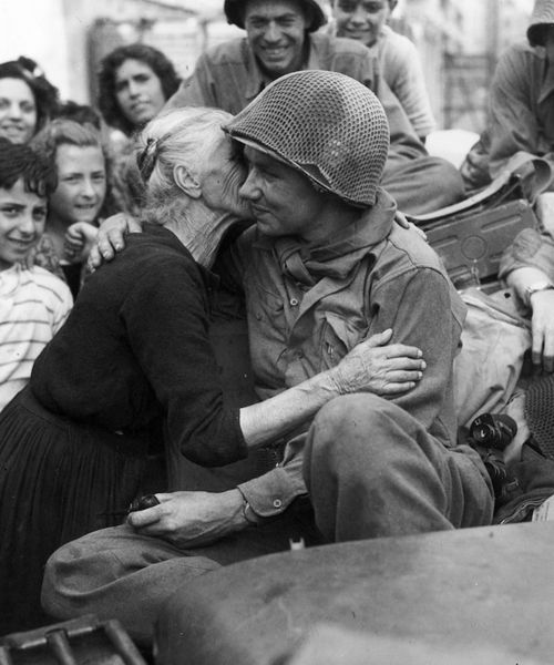 Una anciana italiana besa a un soldado de EEUU tras la liberación de Roma