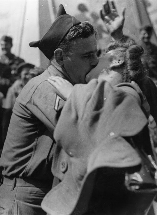 Un soldado americano besa a una mujer inglesa en el día de la victoria en Japón