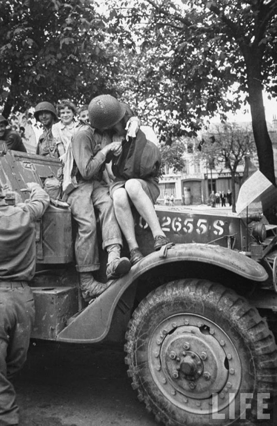 Un soldado americano besa a una mujer francesa en 1944