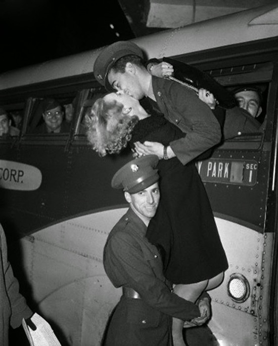Otro beso de despedida, en 1941, y este con ayuda