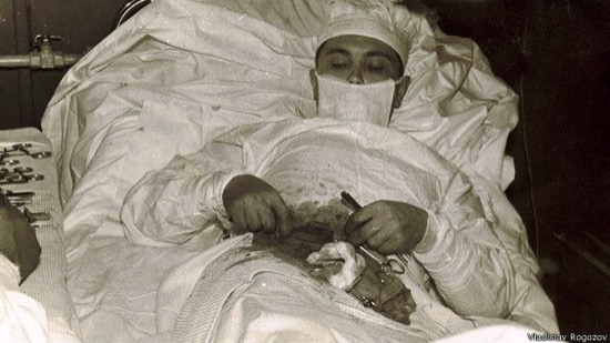 Leonid Rógozov, durante la operación