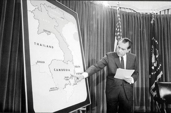 El presidente Nixon usando un mapa de la CIA en 1970