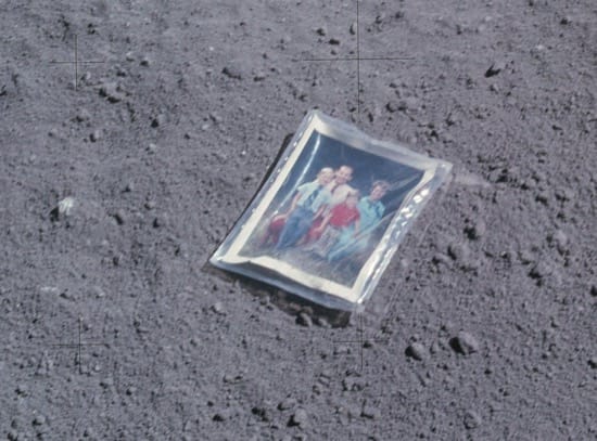 Imagen de la foto que un astronauta dejó sobre la Luna