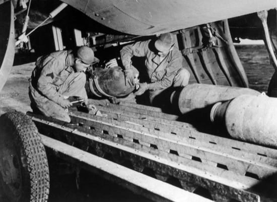 Los hombres de tierra preparando las bombas de los aviones