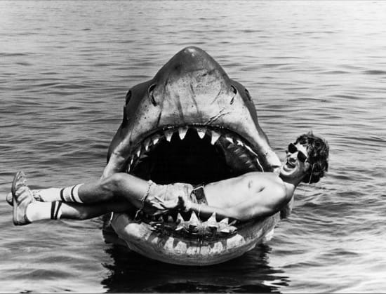 Spielberg dentro de la maqueta de Tiburón
