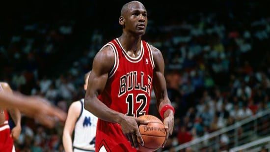 Michael Jordan jugando en los Bulls con el número 12