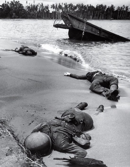 Soldados estadounidenses caídos en Nueva Guinea en 1943. La foto es de febrero, pero no fue publicada hasta septiembre. Fue la primera foto publicada en LIFE de soldados americanos muertos.