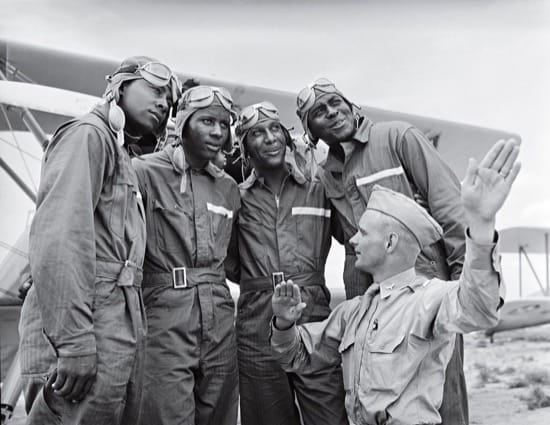 Miembros del 99th Pursuit Squadron, los Tuskegee, recibiendo información sobre las corrientes de aire, en 1942. Los Tuskegee fueron el primer escuadrón de afroamericanos