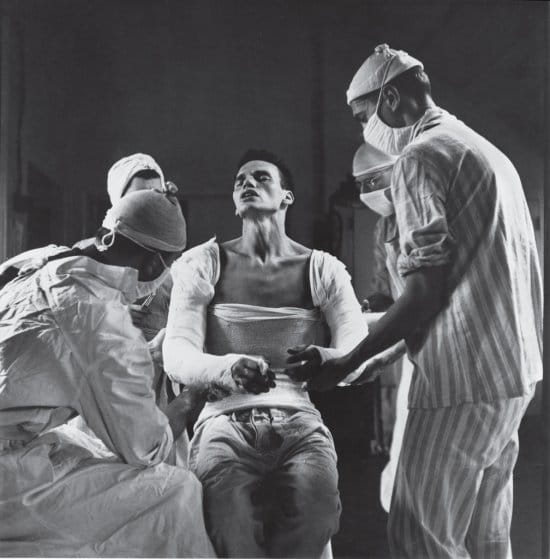 Un médico militar, herido en ambos brazos en noviembre de 1944. Su recuperación, que le llevó por varios hospitales, sirvió para ilustrar los cuidados que recibían los heridos, tanto en zona de combate como lejos de ella