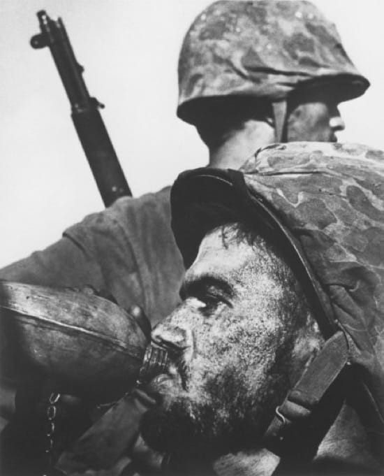 Marine bebiendo en Saipan en 1943. Esta foto se convirtió en un icono y es la más representativa de su autor, Eugene Smith