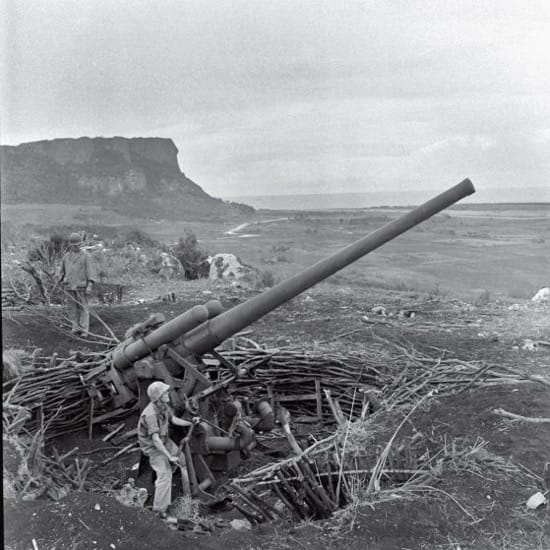 Pieza de artillería durante la batalla de Saipan, en 1944. Foto no publicada en LIFE
