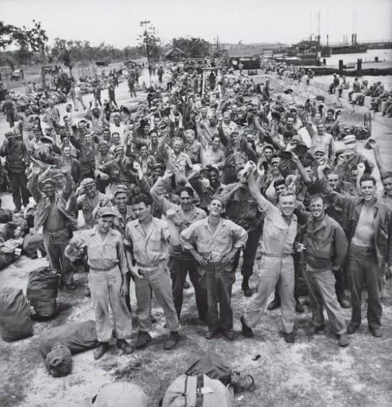 Tropas americanas en Filipinas celebrando al rendición japonesa