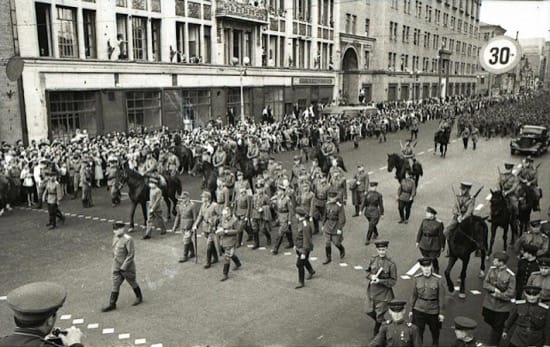 Impresionantes fotos del desfile de los nazis por Moscú, la ciudad que nunca tomaron 2