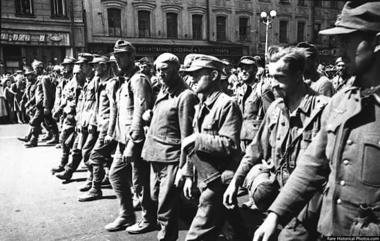 Impresionantes fotos del desfile de los nazis por Moscú, la ciudad que nunca tomaron 3