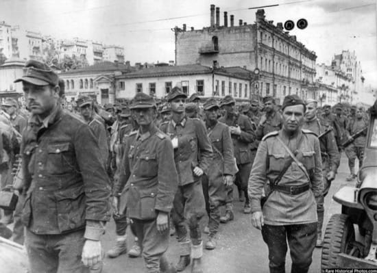 Impresionantes fotos del desfile de los nazis por Moscú, la ciudad que nunca tomaron 4