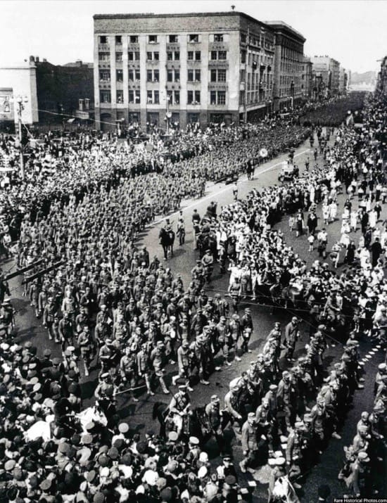 Impresionantes fotos del desfile de los nazis por Moscú, la ciudad que nunca tomaron 6