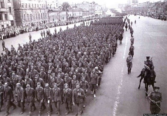Impresionantes fotos del desfile de los nazis por Moscú, la ciudad que nunca tomaron 8