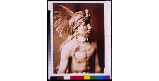 Retrato de un indio apache, en 1905. Foto de Edward S. Curtis