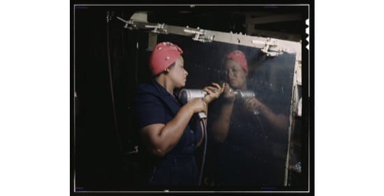 Trabajando con una taladradora manual en la construcción de un bombardero (1943) -- Alfred T. Palmer