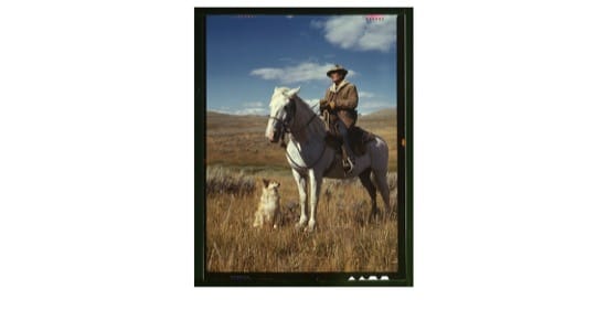 Vaquero a caballo con su perro, en Montana, en 1942. Foto de Lee Russell