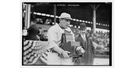 Herman Germany Schaefer, jugador de baseball, probando una cámara