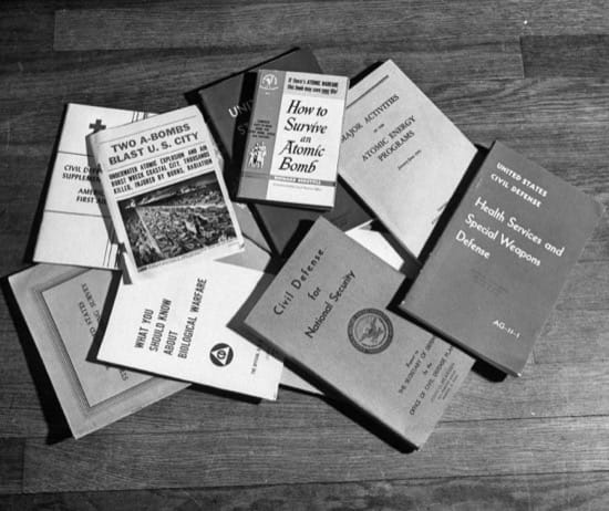 Algunos libros que los Bearden tenían al respecto de la supervivencia a un ataque nuclear