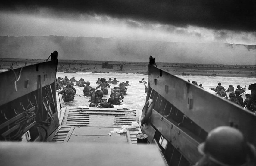 En las fauces de la Muerte, fotografía de Robert F. Sargent que muestra a las tropas estadounidenses desembarcando en la playa Omaha el 6 de junio de 1944.