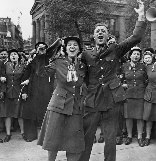 La reina Isabel II celebró de incógnito entre la gente la victoria en la Segunda Guerra Mundial