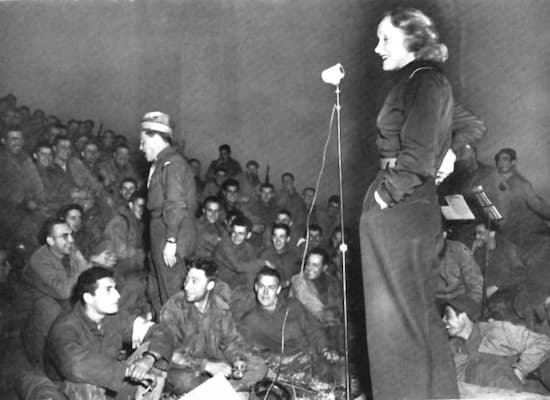 Marlene Dietrich actuando frente a las tropas