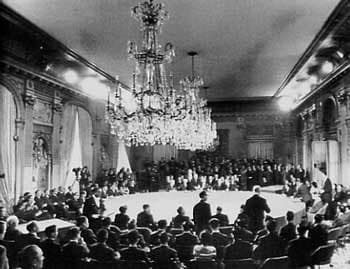La enorme mesa de negociación de la Guerra de Vietnam